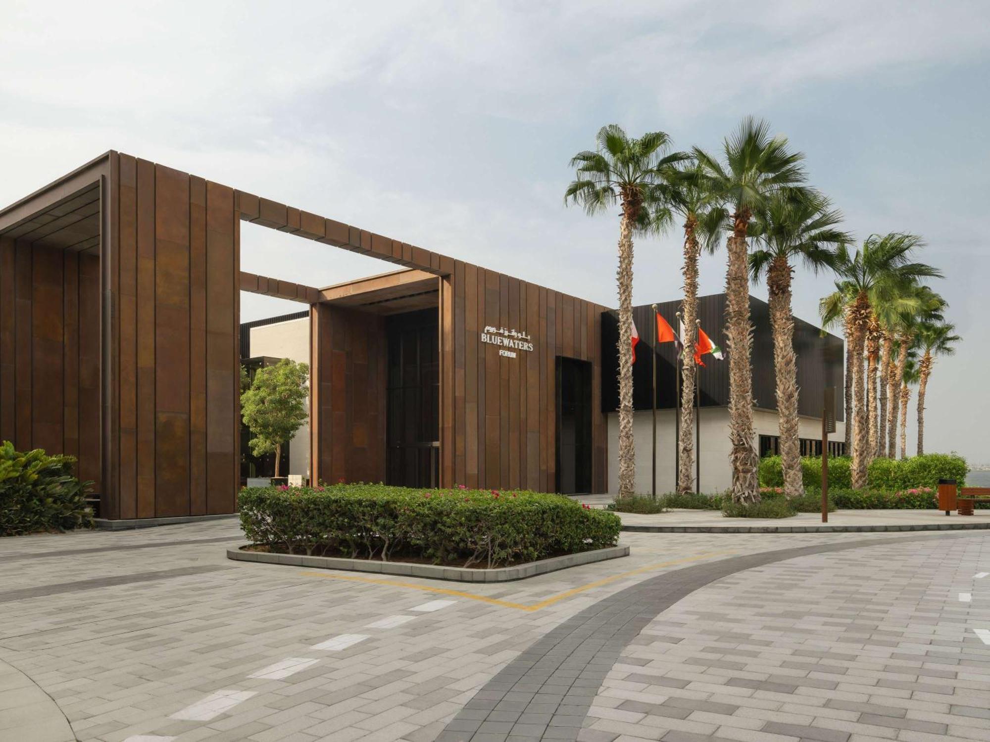 فندق سيزارز بالاس بلو ووترز دبي المظهر الخارجي الصورة The clubhouse at the Dubai Polo & Equestrian Club