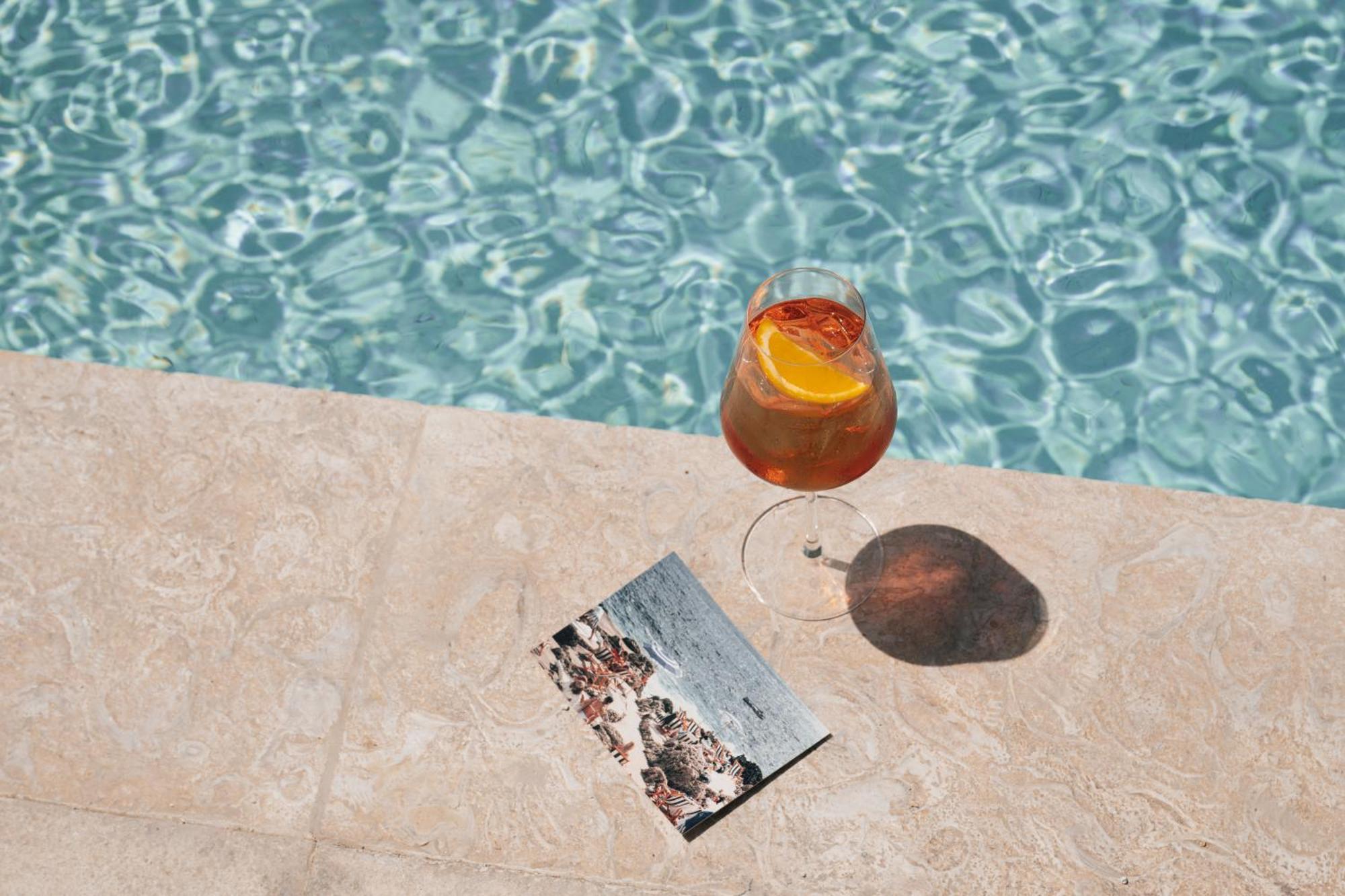 فندق سيزارز بالاس بلو ووترز دبي المظهر الخارجي الصورة A glass of Aperol Spritz