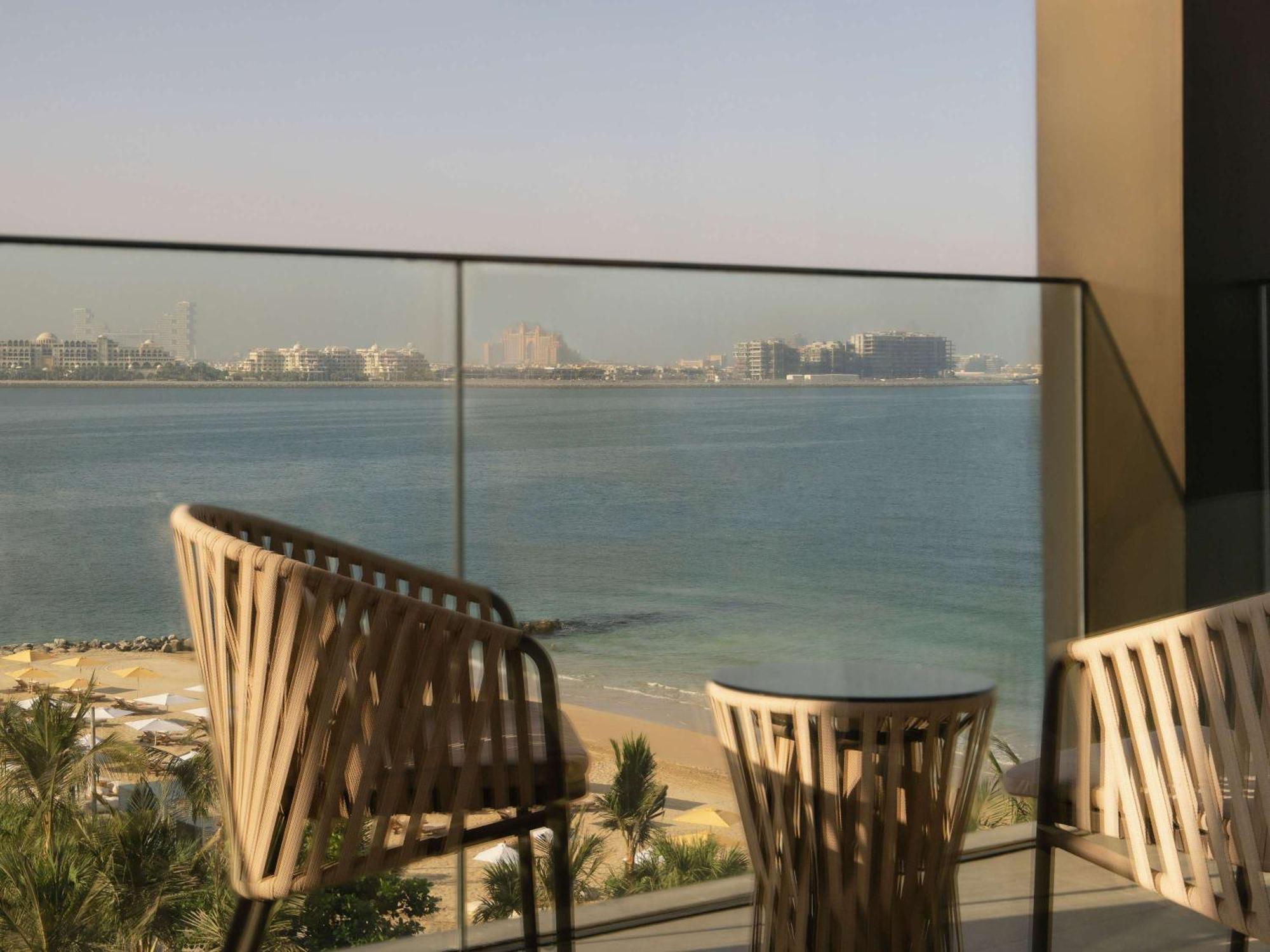 فندق سيزارز بالاس بلو ووترز دبي المظهر الخارجي الصورة View of the Persian Gulf from the balcony of a hotel room