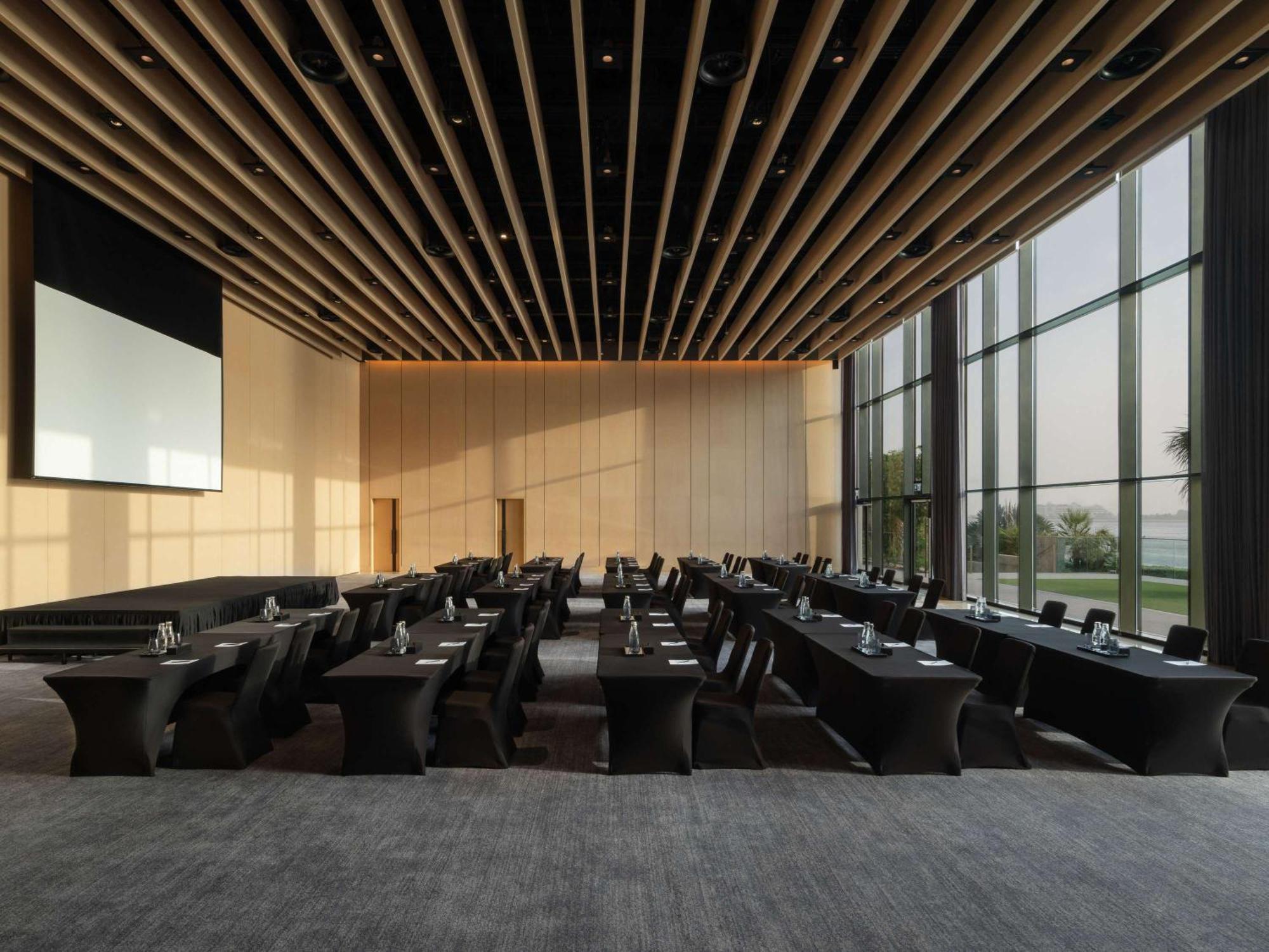 فندق سيزارز بالاس بلو ووترز دبي المظهر الخارجي الصورة The interior of the conference centre
