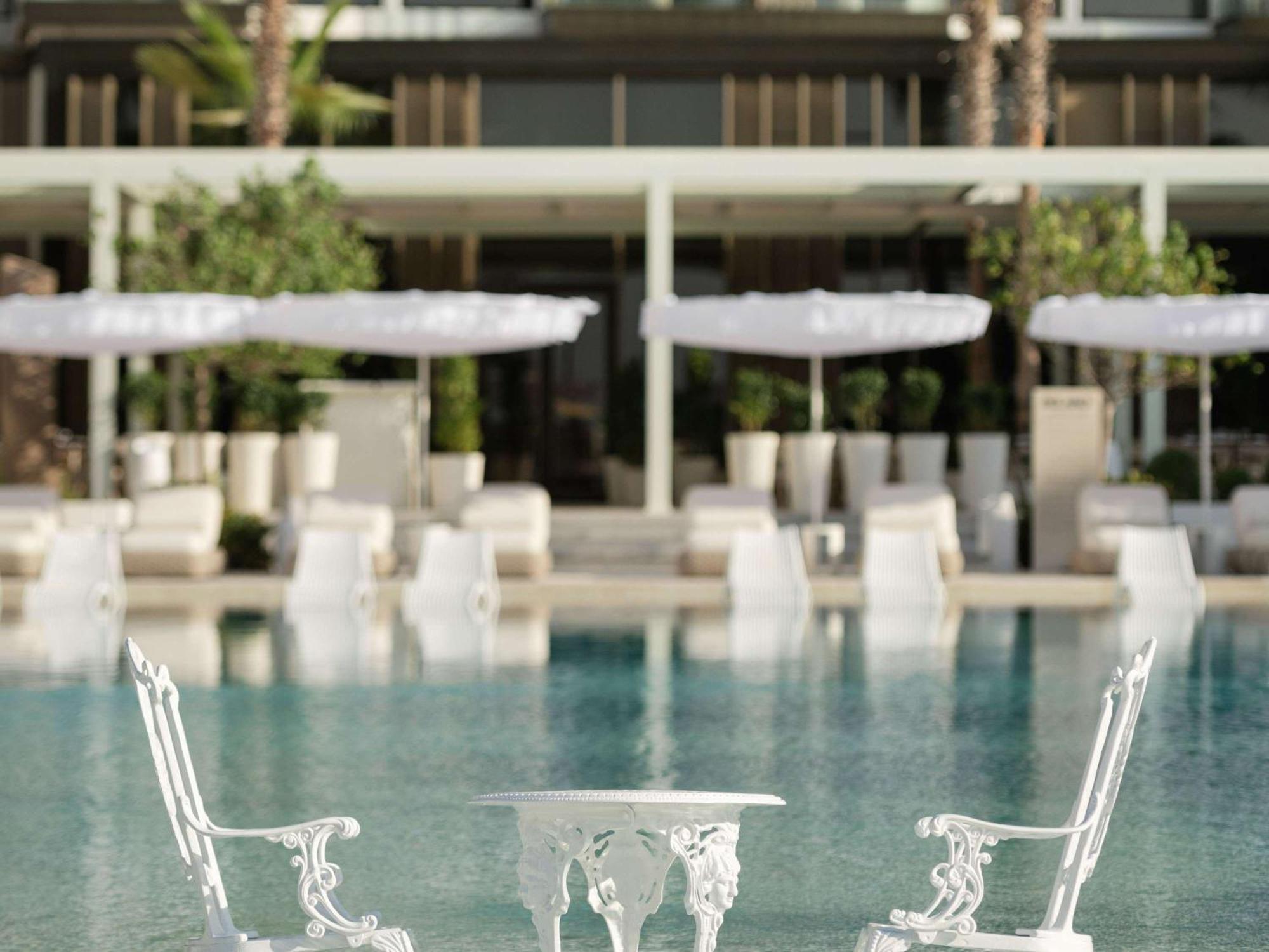 فندق سيزارز بالاس بلو ووترز دبي المظهر الخارجي الصورة The swimming pool at the hotel