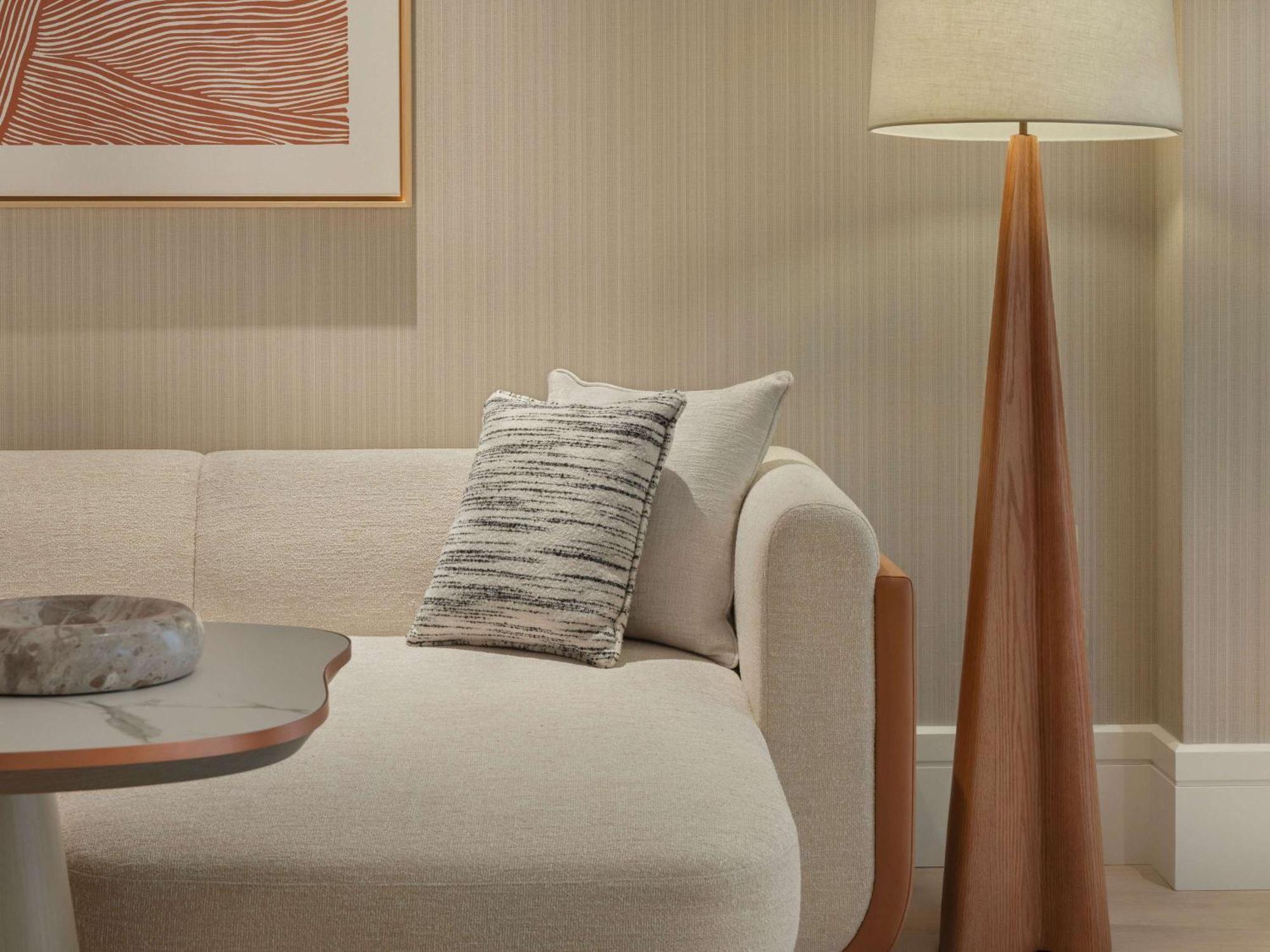 فندق سيزارز بالاس بلو ووترز دبي المظهر الخارجي الصورة A floor lamp