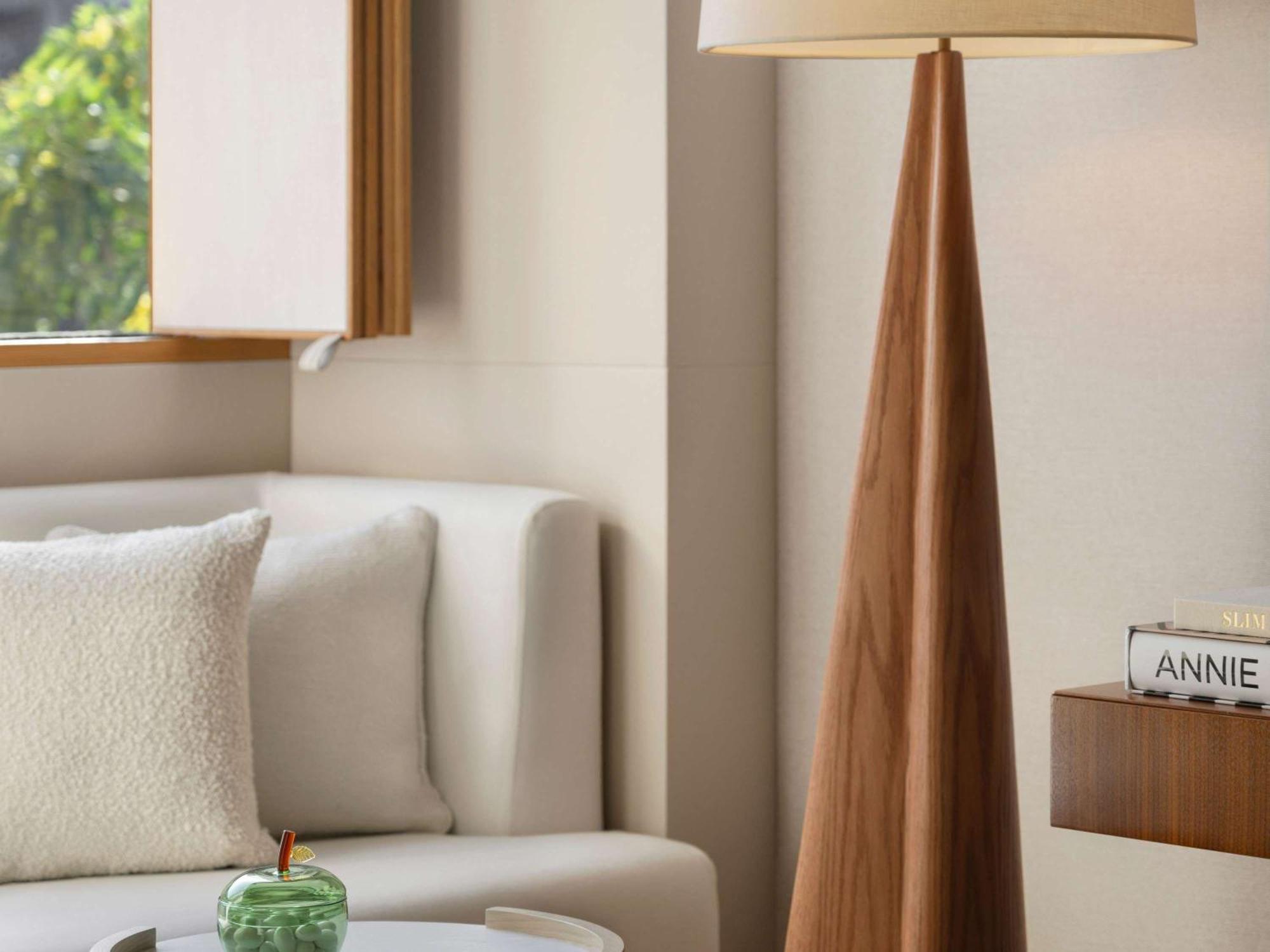 فندق سيزارز بالاس بلو ووترز دبي المظهر الخارجي الصورة Floor lamp